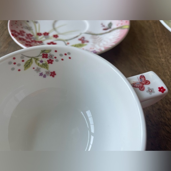 2 Teacups and 2 Saucers